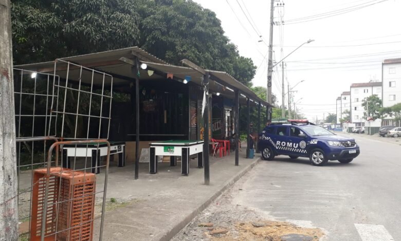 Mulher é presa por comércio em área de manguezal e com caça-níqueis