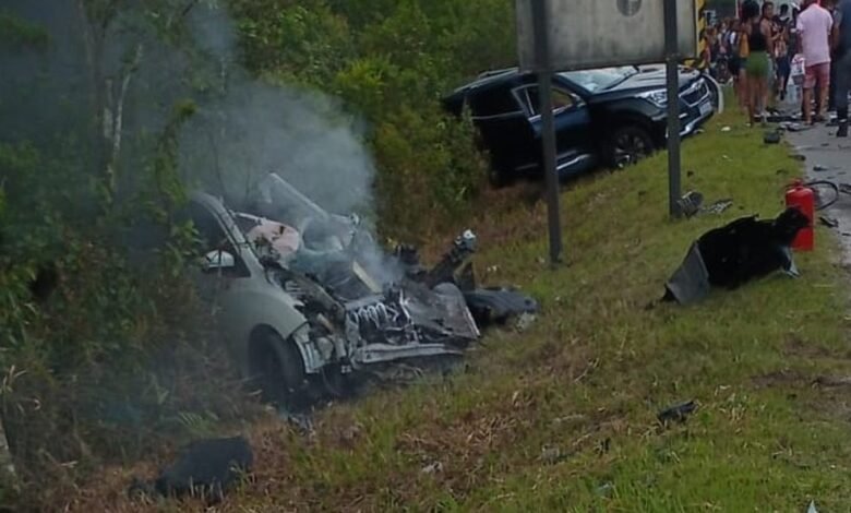 Motorista perde o controle, bate contra ônibus e carro e morre na Rio-Santos