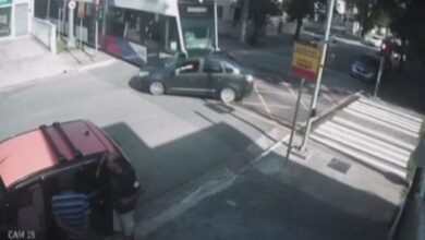 Carro avança sinal e bate em VLT na Cidade de Santos