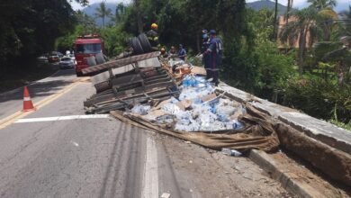 Caminhão tomba na Rio-Santos e mata passageiro