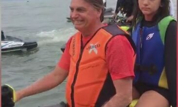 Bolsonaro fica com a filha e anda de moto aquática em Praia Grande
