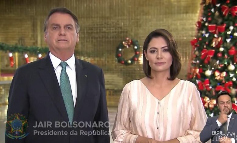 O presidente Jair Bolsonaro (PL) e a primeira-dama, Michelle, fizeram na noite desta sexta-feira (24/12) um dueto para desejar feliz Natal e um bom 2022 aos brasileiros