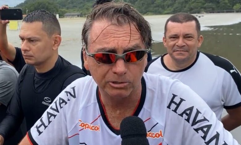 Bolsonaro vai à pizzaria de Guarujá e passeia de jet ski em Praia Grande