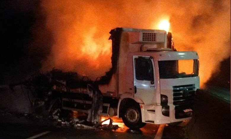 Acidente seguido de incêndio mata um motorista na Anchieta