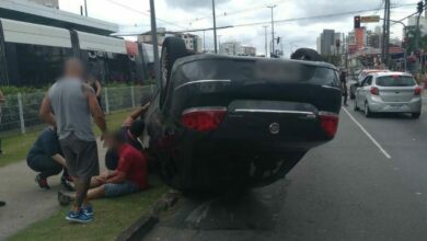 Carro capota após bater em carro parado em Santos