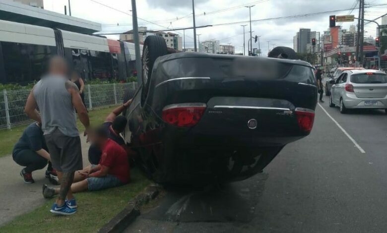 Carro capota após bater em carro parado em Santos