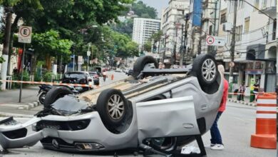 Motorista capota veículo após perder o controle no Centro de Santos