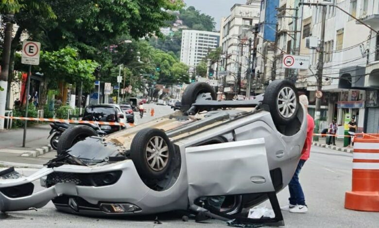 Motorista capota veículo após perder o controle no Centro de Santos