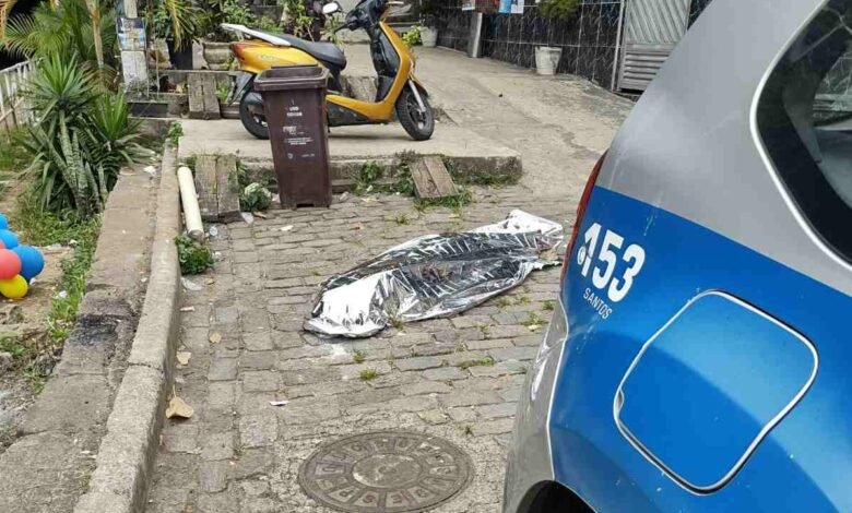 Corpo é localizado perto de escadaria de morro de Santos