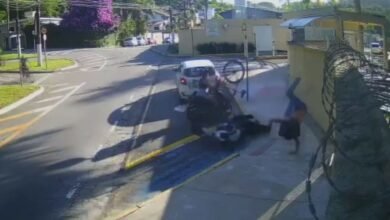 Ciclista bate em moto e 'voa' após descer morro