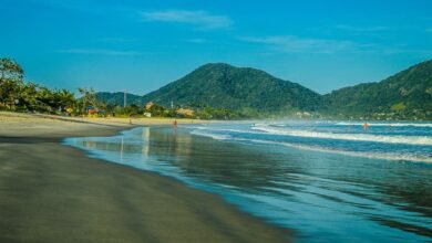 Família é salva após ir parar na parte funda da praia de Ubatuba