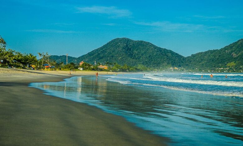 Família é salva após ir parar na parte funda da praia de Ubatuba