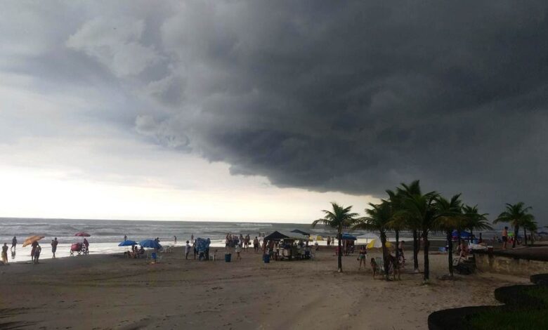 Defesa Civil alerta para temporal acompanhado de raios na Baixada Santista