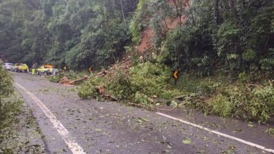 Rodovia Anchieta sofre interdição devido a queda de Barreira