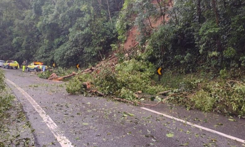 Rodovia Anchieta sofre interdição devido a queda de Barreira
