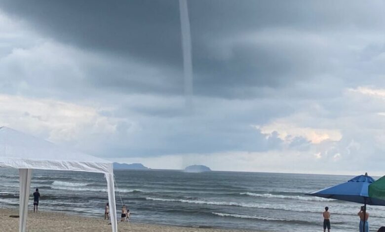 Tromba d'água surpreende banhistas em Ubatuba