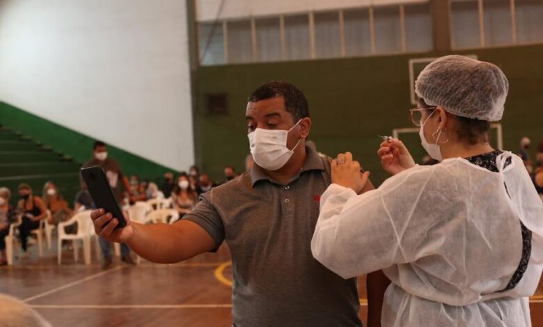 Adultos com mais de 40 anos devem receber a dose de reforço contra a Covid-19 em Santos