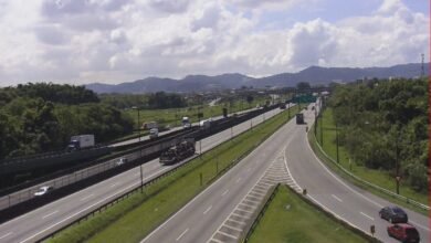 VÍDEO - Carro sofre capote na Anchieta