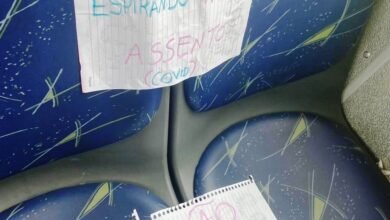 Ônibus conta com um 'aviso de Covid' em banco de passageiro