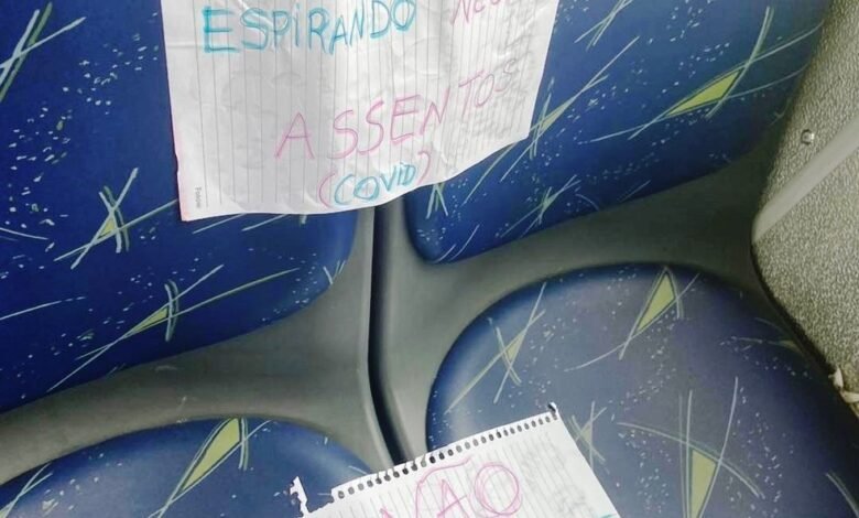 Ônibus conta com um 'aviso de Covid' em banco de passageiro