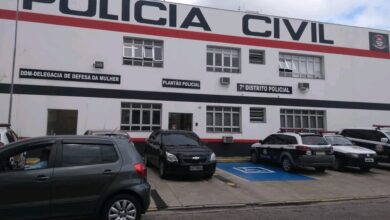 Carros furam bloqueio para feira livre de Santos e atropelam duas pessoas