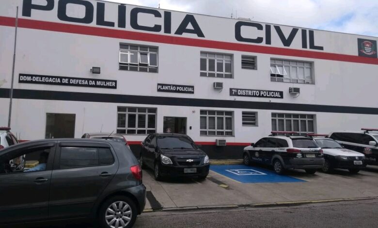 Carros furam bloqueio para feira livre de Santos e atropelam duas pessoas