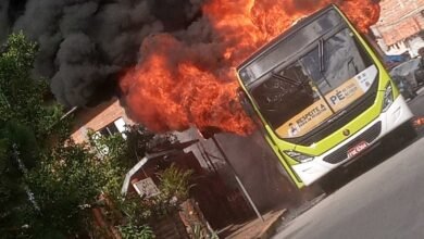 Ônibus pega fogo em Ubatuba