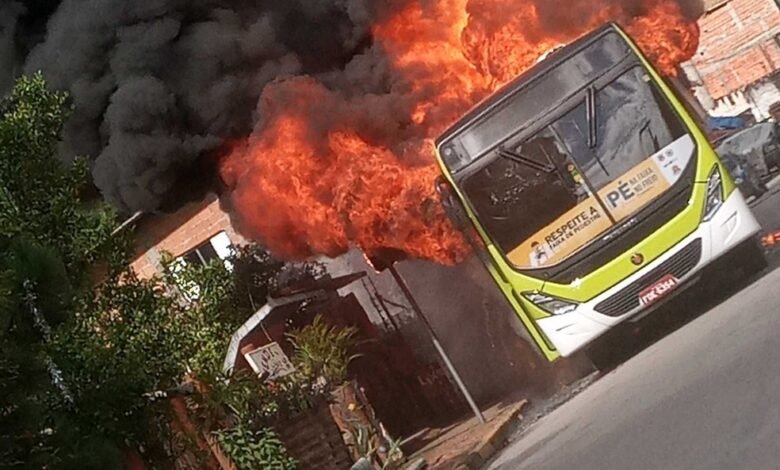 Ônibus pega fogo em Ubatuba