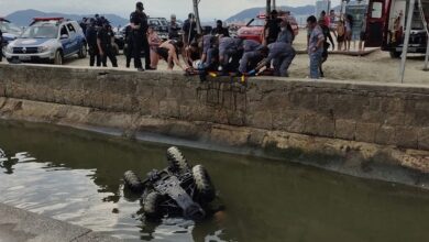 Guarda municipal cai com quadriciclo em canal de Santos