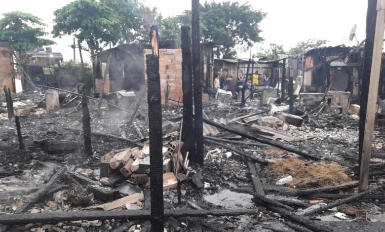 Mais de 20 moradias em comunidade de São Vicente são destruídas por incêndio