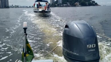 Policiais resgatam lancha à deriva em São Vicente