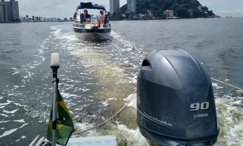 Policiais resgatam lancha à deriva em São Vicente