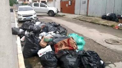 Lixo invade as ruas de Ubatuba e causa reclamações dos moradores