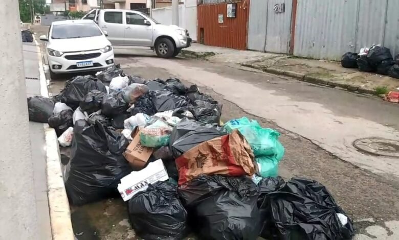 Lixo invade as ruas de Ubatuba e causa reclamações dos moradores
