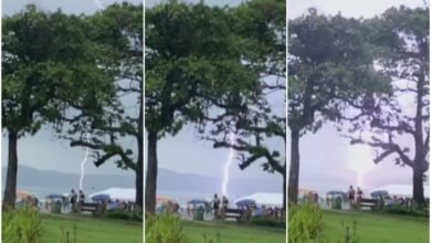 Raio cai no mar e quase atinge banhistas que estavam na praia