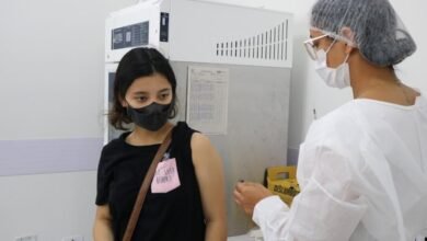 Vacina contra a Covid-19 em adolescente é retomada em Santos