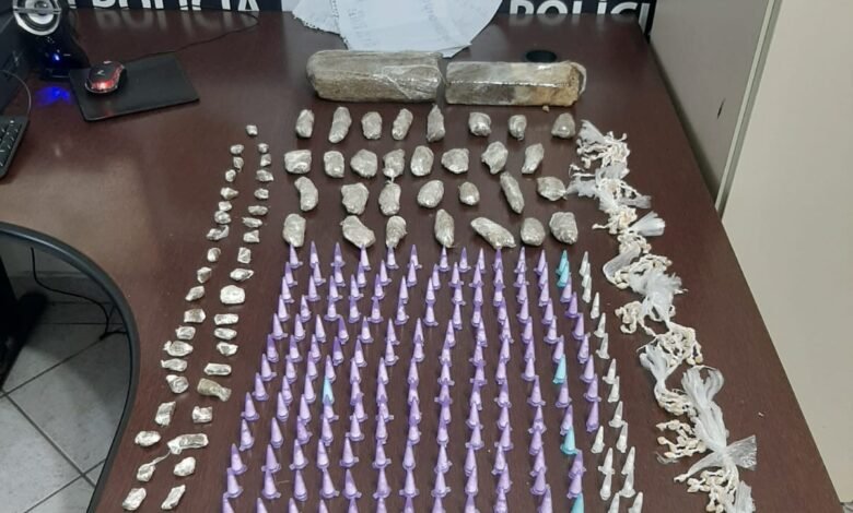 Mulher é presa acusada de envolvimento com o tráfico de drogas