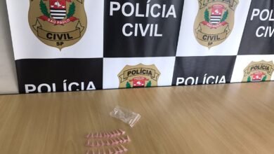 Mulher guarda drogas no sutiã e vai presa