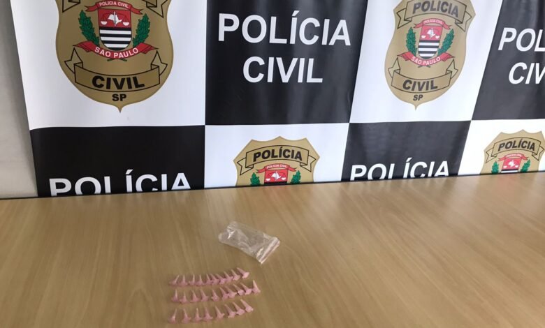 Mulher guarda drogas no sutiã e vai presa