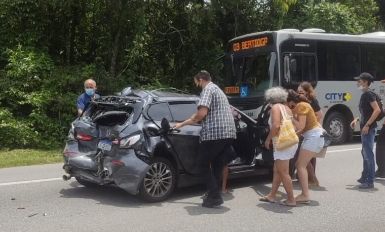 Ônibus de Bertioga bate contra veículos em rodovia