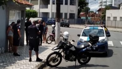 Crianças são ameaçadas por idoso com facas em Praia Grande