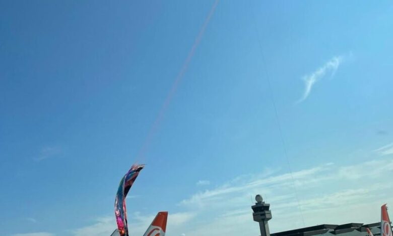 Balão cai dentro do Aeroporto de Guarulhos e parte dele fica no avião