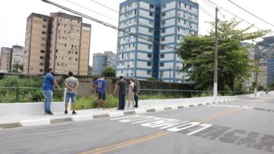 Homem é jogado em canal de Santos