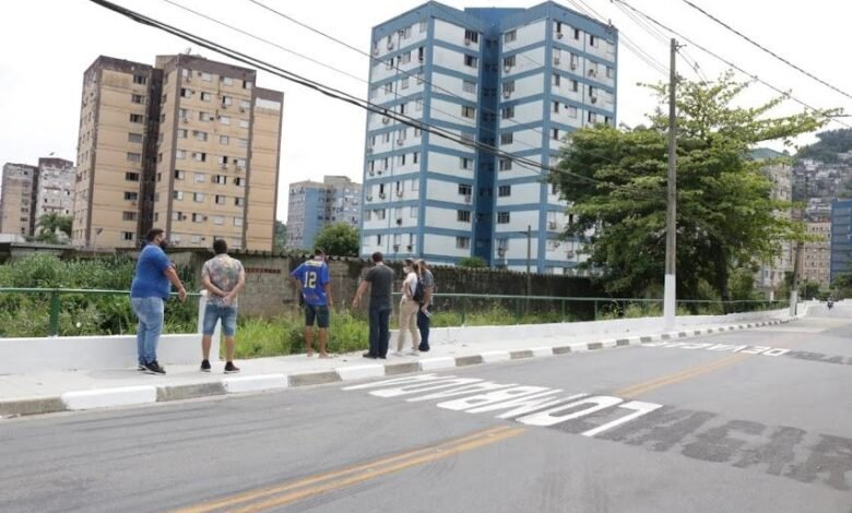 Homem é jogado em canal de Santos