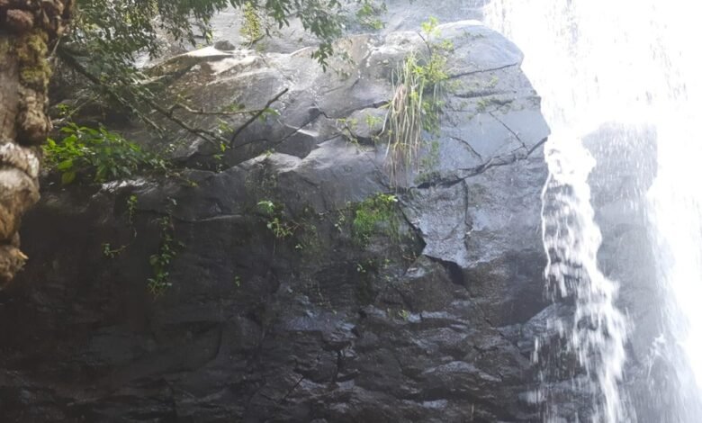Cachoeira de Ilhabela permanece interditada por conta de risco de queda de rochas