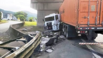 Caminhão bate em mureta de rodovia de Cubatão e gera congestionamento