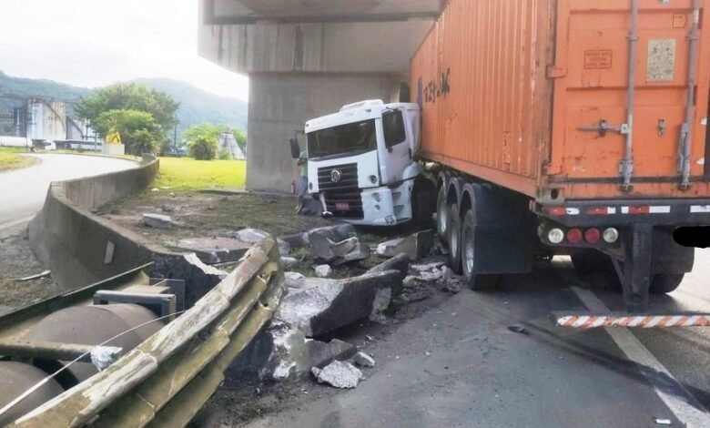 Caminhão bate em mureta de rodovia de Cubatão e gera congestionamento