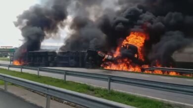 Carreta tomba na Anchieta e pega fogo