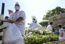 Festa de Iemanjá é celebrada e muda o trânsito em Santos