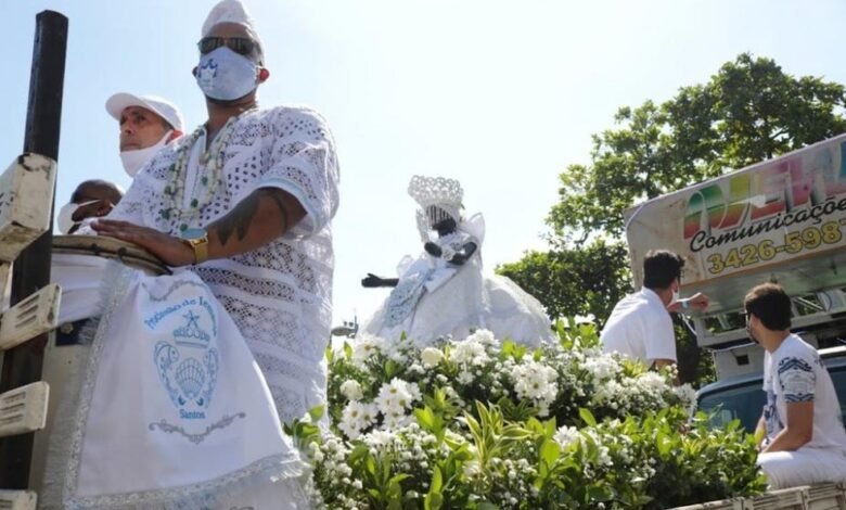 Festa de Iemanjá é celebrada e muda o trânsito em Santos